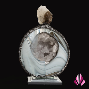 Œuvre "Cœur de Quartz" en quartz, cristal de roche, verre et métal, pièce unique vue de face
