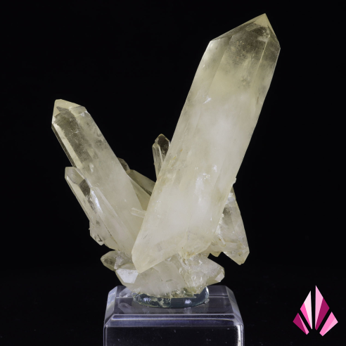 Vue de face d’un groupe de cristaux de quartz de France sur socle transparent