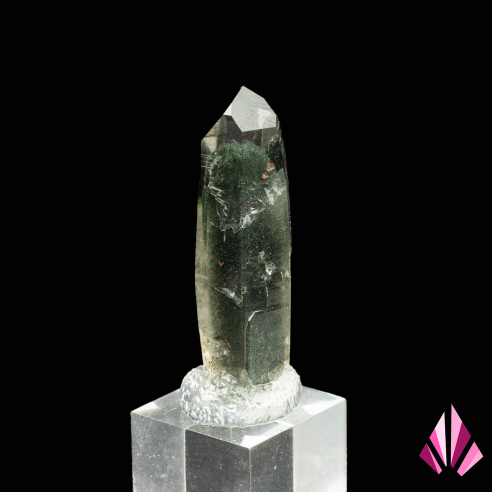 Pointe de quartz avec inclusions de chlorite des Alpes, France, vue principale sur socle