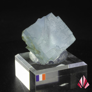 Fluorine bleu pâle du Burc, France, cristal cubique sur socle en acrylique 2