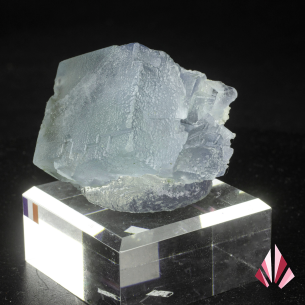 Fluorine bleu pâle du Burc, France, cristal cubique sur socle en acrylique