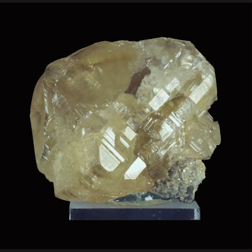 Isolated crystal of cerusite (Morocco)