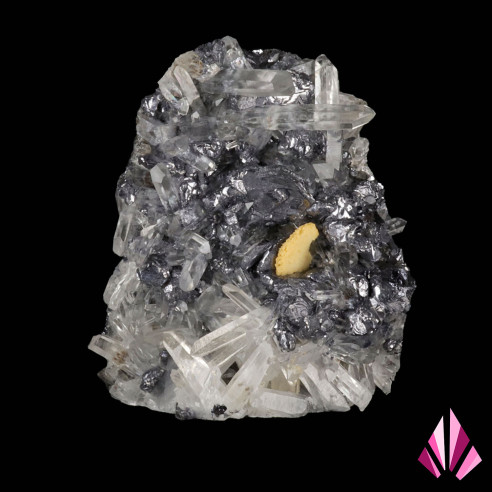 Quartz and galena in association with a small calcite in the center