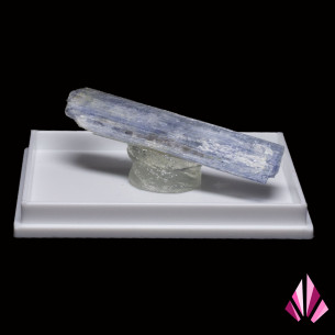 Cyanite from the minerales do Brazil region. (169)