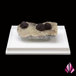 Fluorine sur quartz de Buxières-les-Mines France.
