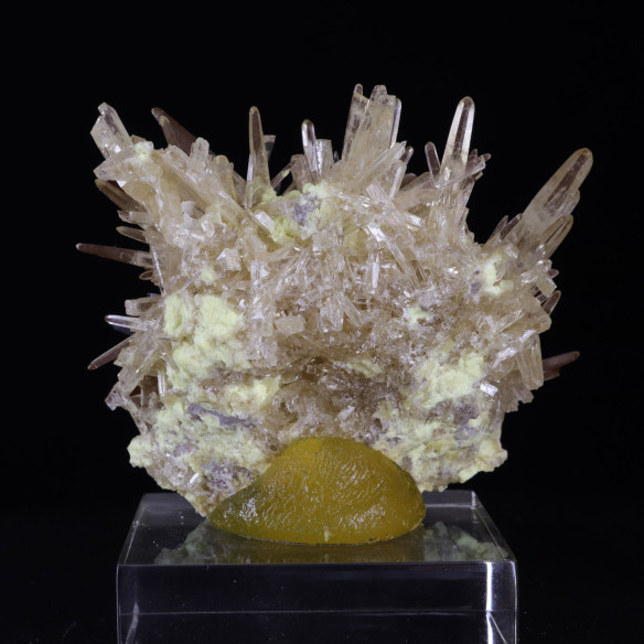 minéraux Célestine et Souffre:  cristaux longs translucides et jaune pâle.