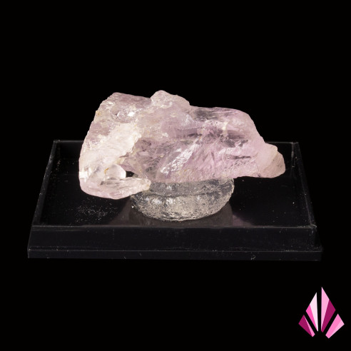 Kunzite sur socle noir.