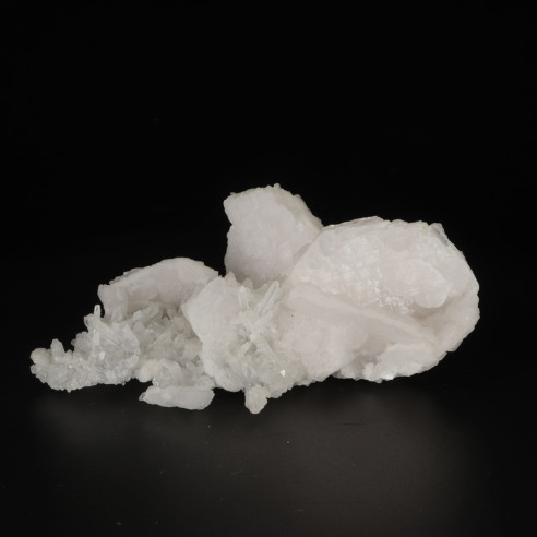 Manganocalcite on quartz (Bulgaria)