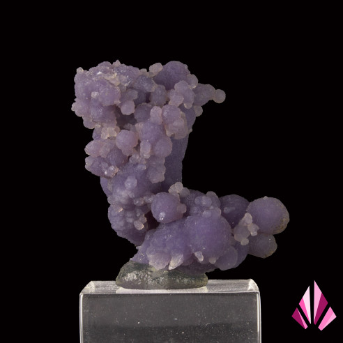 Calcédoine pourpre en grains de raisin provenance Indonésie, couleur violette présentée sur un socle en acrylique.