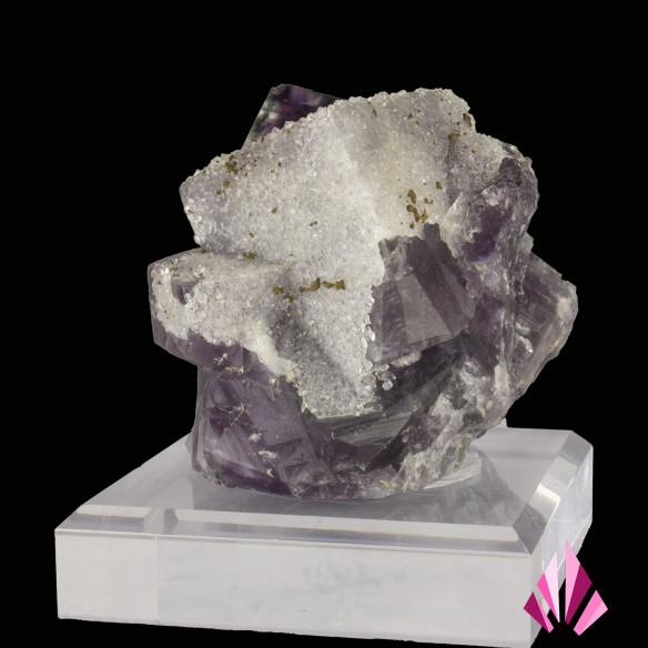 Macle de fluorine soupoudré quartz