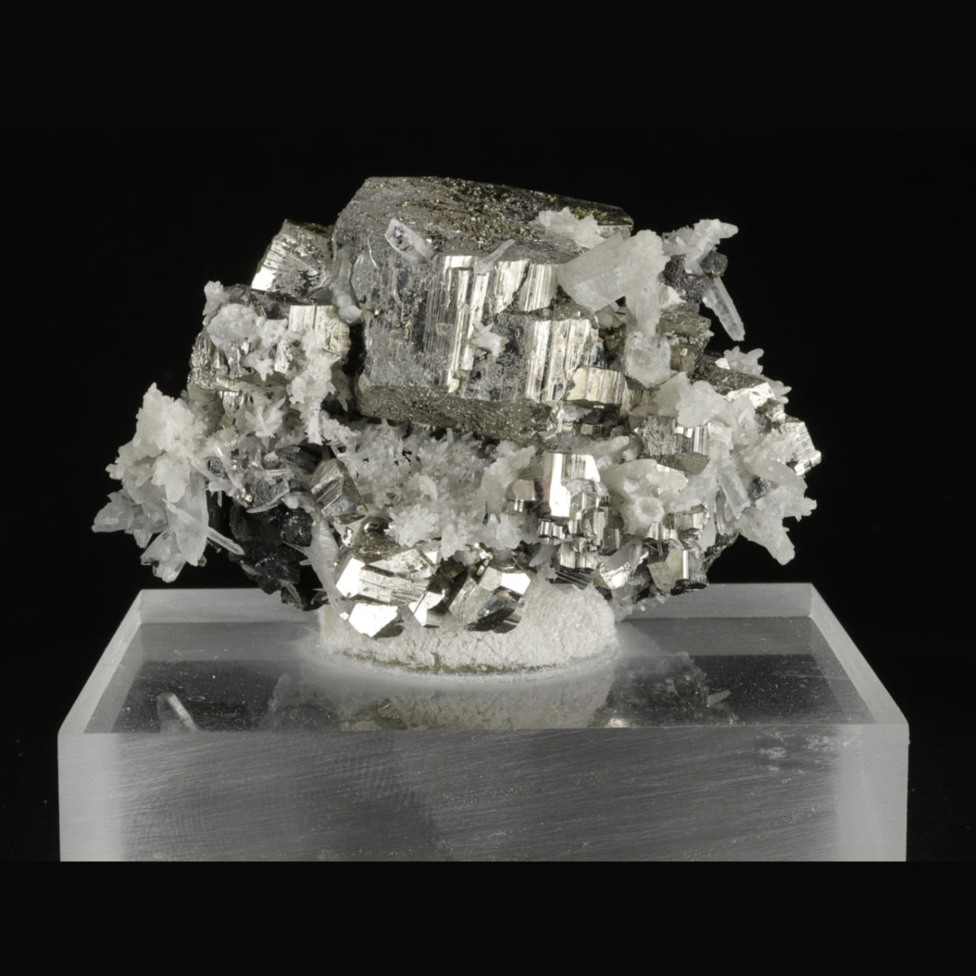 Minerals of Pyrite and quartz to discover on our site.